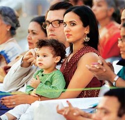 http://www.hindustantimes.com/Images/popup/2013/12/anoushka_300px.jpg