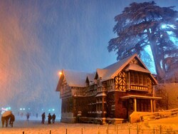 http://www.hindustantimes.com/Images/popup/2014/12/Snowshimla_compressed.jpg