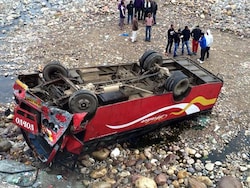 http://www.hindustantimes.com/Images/popup/2015/1/busaccident_compressed.jpg