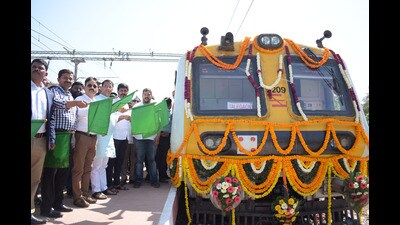 A new platform was inaugurated at Shivajinagar railway station on Monday with MLA Siddharth Shirole flagging-off a local headed for Lonavla from Shivajinagar at 1.30 pm. (Kalpesh Nukte/HT PHOTO) A new platform was inaugurated at Shivajinagar railway station on Monday with MLA Siddharth Shirole flagging-off a local headed for Lonavla from Shivajinagar at 1.30 pm. (Kalpesh Nukte/HT PHOTO)