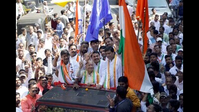 Congress candidate for Kasba Peth bypolls Ravindra Dhangekar files nomination after taking blessings of Kasba Ganpati on Monday. Cong state president Nana Patole,former CM Sushilkumar Shinde, Ashok Chavan attended the rally at Kasba Peth. (Rahul Raut/HT PHOTO) Congress candidate for Kasba Peth bypolls Ravindra Dhangekar files nomination after taking blessings of Kasba Ganpati on Monday. Cong state president Nana Patole,former CM Sushilkumar Shinde, Ashok Chavan attended the rally at Kasba Peth. (Rahul Raut/HT PHOTO)