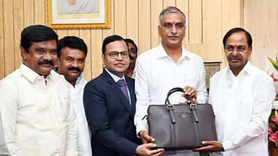 Finance minister T Harish Rao meets with chief minister K Chandrashekhar Rao prior to presenting the Annual Budget 2023-24 in the state assembly during the Budget Session, in Hyderabad on Monday. (ANI) Finance minister T Harish Rao meets with chief minister K Chandrashekhar Rao prior to presenting the Annual Budget 2023-24 in the state assembly during the Budget Session, in Hyderabad on Monday. (ANI)