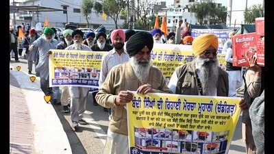 Members of Kaumi Insaaf Morcha protesting at Chandigarh Mohali Border on Monday.Photo by Keshav Singh/Hindustan Times. (HT Photo)