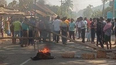 Protestors block roads in Odisha’s Athgarh over alleged custodial death of man (Twitter Photo) Protestors block roads in Odisha’s Athgarh over alleged custodial death of man (Twitter Photo)