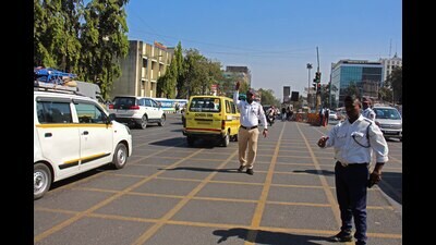 Pune traffic department officials guide commuters after enforcing new traffic diversion at SPPU road circle as the metro construction moves to the next phase. (Ravindra Joshi/HT PHOTO) Pune traffic department officials guide commuters after enforcing new traffic diversion at SPPU road circle as the metro construction moves to the next phase. (Ravindra Joshi/HT PHOTO)