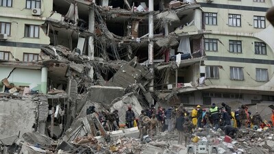 Rescue workers search for survivors under the rubble following an earthquake in Diyarbakir, Turkey February 6, 2023. REUTERS/Sertac Kayar     TPX IMAGES OF THE DAY (REUTERS)
