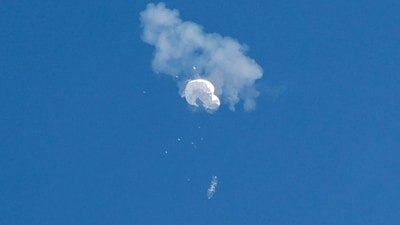 The suspected Chinese spy balloon drifts to the ocean after being shot down off the coast in Surfside Beach, South Carolina, US February 4, 2023. (REUTERS)