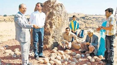 Vishal Verma (2nd from left) with his team during the excavation of a 100 soropaud dinosaur eggs in Madhya Pradesh in 2007. (HT PHOTO)