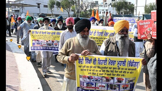 Members of Kaumi Insaaf Morcha protesting at Chandigarh Mohali Border on Monday.Photo by Keshav Singh/Hindustan Times. (HT Photo)