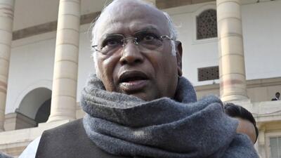 Congress chief Mallikarjun Kharge sought information about the rising income inequality. (Hindustan Times) Congress chief Mallikarjun Kharge sought information about the rising income inequality. (Hindustan Times)