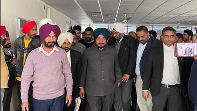 Former Punjab minister and Congress leader Sadhu Singh Dharamsot (centre) after he was sent in three-day vigilance bureau custody in Mohali on Tuesday. (HT Photo)