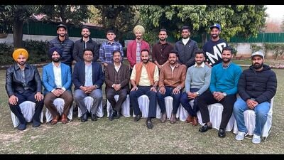 Meet Hayer honoured the players at his residence. (HT photo)