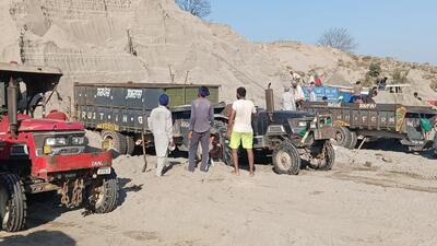 Only manual excavation of sand was permitted in these two public mining sites. (HT Photo)