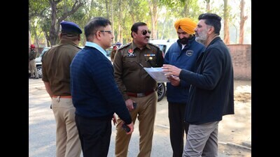 PAUTA members discussing the issues with police officials in Ludhiana on Tuesday. (HT photo)