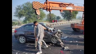 The damaged car in which the judge was travelling on the Agra-Lucknow Expressway (HT Photo)