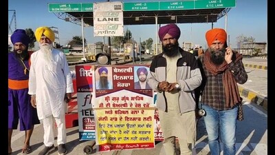 The protesters continue to block Amritsar-Bathinda NH-54 at Behbal Kalan on the third day. (HT Photo) The protesters continue to block Amritsar-Bathinda NH-54 at Behbal Kalan on the third day. (HT Photo)