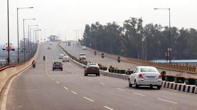 To check instances of partying and stunts on Hindon elevated road, the Ghaziabad police has decided to install CCTV cameras. (HT Photo)