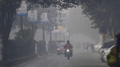 Vehicles ply amid fog. (Representational image)
