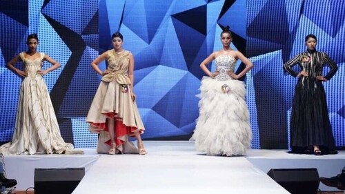 Glitter, glam and pearls takeover at Lakmé Academy's The Showcase. Glitter, glam and pearls takeover at Lakmé Academy's The Showcase.