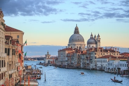 This beautiful city is a dream destination for many couples. (Unsplash)