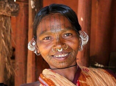 This style of painting is performed on the body of tribe men and women. (Wikipedia.org) This style of painting is performed on the body of tribe men and women. (Wikipedia.org)