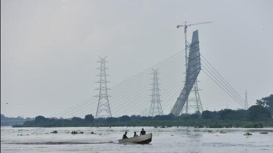 According to the report, the groundwater recharge in Delhi was 0.32 billion cubic metres (bcm) in 2020, while the total extraction in Delhi for the same year was 0.29 bcm, indicating that Delhi is adding more water than what is being extracted overall. (HT Archive)