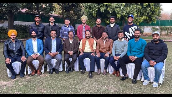 Meet Hayer honoured the players at his residence. (HT photo)