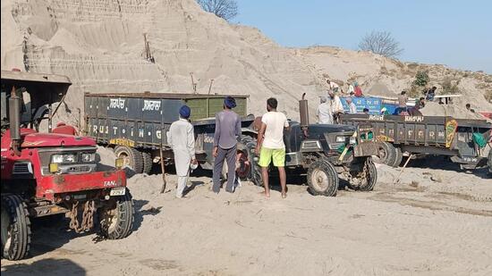 Only manual excavation of sand was permitted in these two public mining sites. (HT Photo)