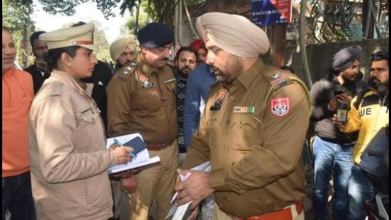 Punjab Police personnel outside the Ludhiana district court complex after the firing in which one person was injured on Tuesday. (Gurpreet Singh/HT)