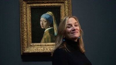 Tracy Chevalier, author of the book ‘Girl With A Pearl Earring’, poses in front of Vermeer's painting that inspired her book, at Amsterdam's Rijksmuseum, on February 6. For her the exhibition evoked an image of Vermeer as a reserved man who “plays his cards close to his chest,” she told Reuters. (Peter Dejong / AP ) Tracy Chevalier, author of the book ‘Girl With A Pearl Earring’, poses in front of Vermeer's painting that inspired her book, at Amsterdam's Rijksmuseum, on February 6. For her the exhibition evoked an image of Vermeer as a reserved man who “plays his cards close to his chest,” she told Reuters. (Peter Dejong / AP )