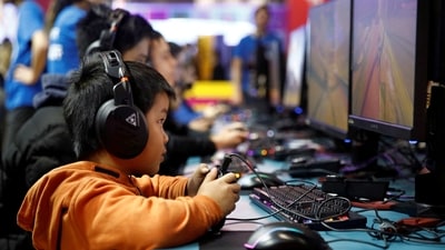 Attendees play Roller Champions by UbiSoft Entertainment at the Paris Games Week (PGW), a trade fair for video games in Paris, France. Video games neither harm nor benefit kid's mind? New study makes parents rethink (REUTERS/Benoit Tessier/File Photo)