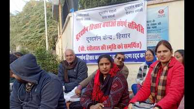 Contractual workers protesting against the shifting of Haryana’s lone DD Kendra to Chandigarh. (HT Photo)