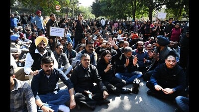 Hundreds of teaching and non-teaching staff of privately managed, government-aided colleges of Chandigarh held a massive protest against the Chandigarh administration near Guru Gobind Singh College for Women, Sector 26, on Wednesday. (Keshav Singh/ HT)