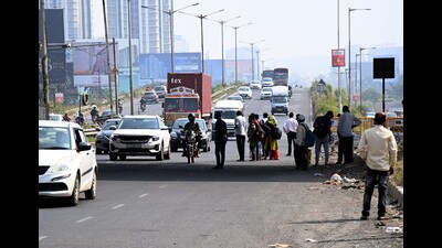 People crossing Pune-Bengaluru National Highway (NH) 4 near Bavdhan (HT FILE PHOTO) People crossing Pune-Bengaluru National Highway (NH) 4 near Bavdhan (HT FILE PHOTO)