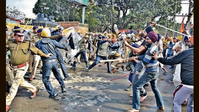 Protesters from Kaumi Insaaf Morcha clashing with police at the Chandigarh-Mohali border on the Sector 52/53 dividing road on Wednesday. (HT Photos)