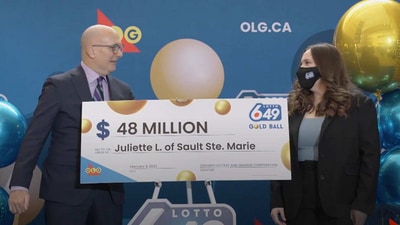 Juliette Lamour receiving her prize money from the Canada-based lottery company Ontario Lottery and Gaming Corporation (OLG). (Global News)