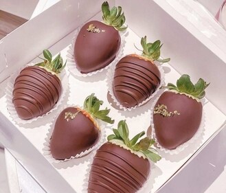 Dark chocolate covered strawberries (Chef Vidhushi Sharma)