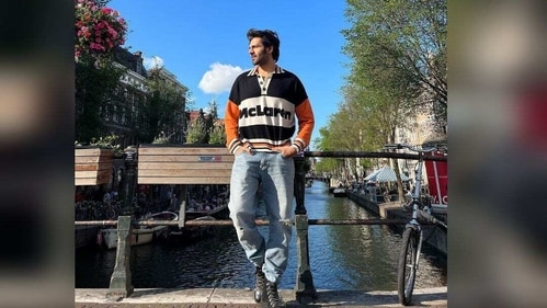 Kartik Aaryan is known for his charming and handsome look, making him the perfect source of inspiration for a dapper style Valentine's Day. (Instagram/@kartikaaryan) Kartik Aaryan is known for his charming and handsome look, making him the perfect source of inspiration for a dapper style Valentine's Day. (Instagram/@kartikaaryan)