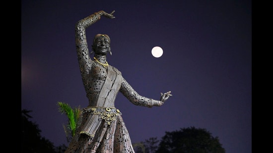 A statue in a Kathak pose prepared from scrap material installed near Gomti Nagar Extension, ahead of G20 Summit, in Lucknow. (HT File Photo)