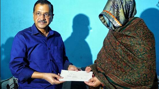 Delhi chief minister Arvind Kejriwal with ASI Shambhu Yadav’s family. (ANI)