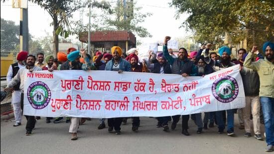 Government employees protesting outside the mini-secretariat in Ludhiana on Wednesday. (Harvinder Singh/HT)