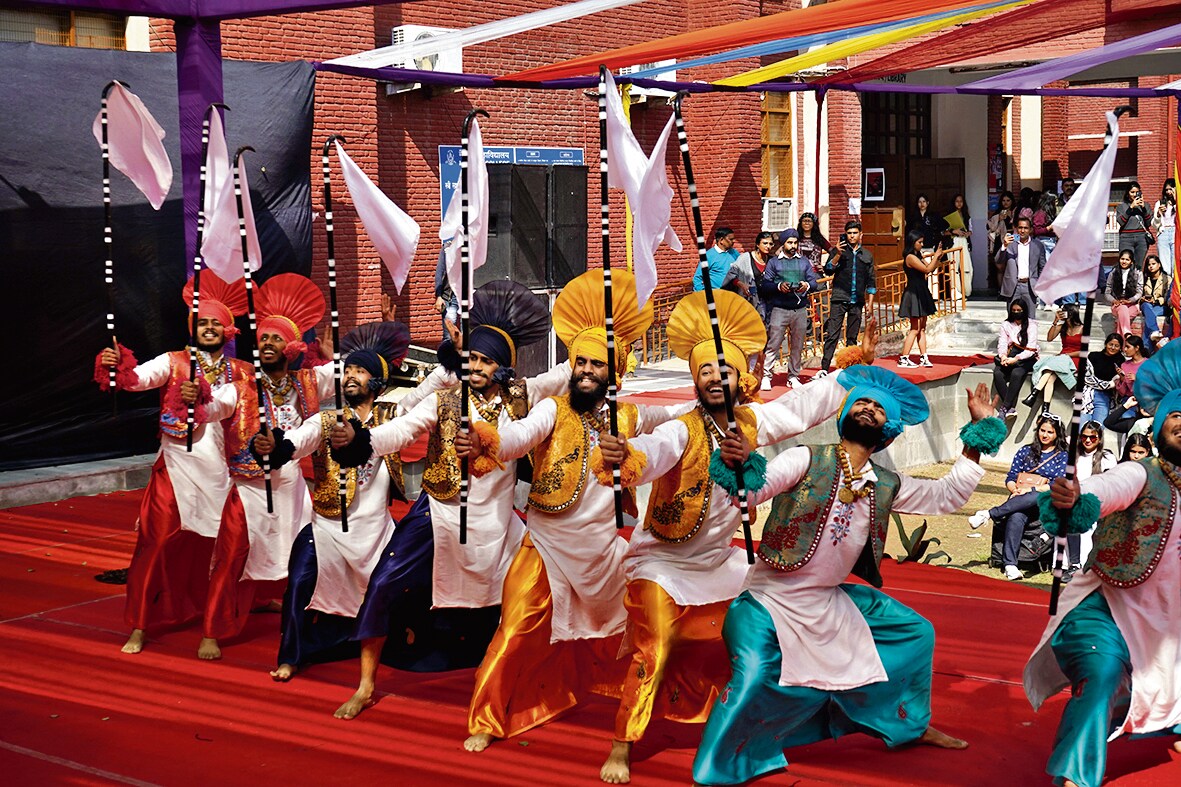 The folk dance soc of SGND Khalsa College killed it with their bhangra moves while dancing to the beats of live dhol. The folk dance soc of SGND Khalsa College killed it with their bhangra moves while dancing to the beats of live dhol.
