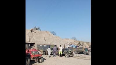 Hayer, inspected the public sand mining site at Khoja village in Nawanshahr, said the government has fulfilled the promise of providing sand from the sand mines for ₹5.50 per cubic feet. (HT file photo) Hayer, inspected the public sand mining site at Khoja village in Nawanshahr, said the government has fulfilled the promise of providing sand from the sand mines for ₹5.50 per cubic feet. (HT file photo)