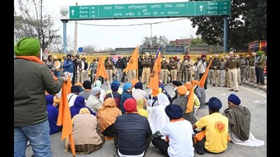 Members of Kaumi Insaaf Morcha protesting at Chandigarh and Mohali Border Sector 51-52 dividing road on Thursday .Photo by Keshav Singh/Hindustan Times. (HT Photo)