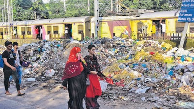 Mumbai, India - October 04, 2022: Illegally dumped garbage on Rafi Ahmed Kidwai (RAK) Marg, Wadala (West), in Mumbai, India, on Tuesday, October 04, 2022. (Photo by Anshuman Poyrekar/ Hindustan Times) (Anshuman Poyrekar/HT PHOTO) Mumbai, India - October 04, 2022: Illegally dumped garbage on Rafi Ahmed Kidwai (RAK) Marg, Wadala (West), in Mumbai, India, on Tuesday, October 04, 2022. (Photo by Anshuman Poyrekar/ Hindustan Times) (Anshuman Poyrekar/HT PHOTO)