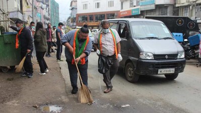 Nagaland Minister cleaning the streets. (Twitter/@AlongImna)