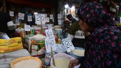 Pakistan Economic Crisis: A woman checks rice prices at a main wholesale market in Karachi. (AFP)