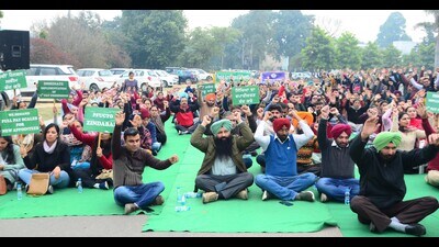 PAUTA members during the protesting near Thapar Hall, PAU in Ludhiana on Thursday. (Harvinder Singh/HT)