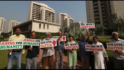 Residents of Chintels Paradiso protest against the evaluation report in Gurugram. (Vipin Kumar/HT Photo) Residents of Chintels Paradiso protest against the evaluation report in Gurugram. (Vipin Kumar/HT Photo)