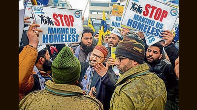 Security personnel attempt to stop Aam Aadmi Party leaders and workers who were staging a protest against the anti-encroachment and eviction drive in Jammu and Kashmir, in Srinagar on Thursday. (PTI)